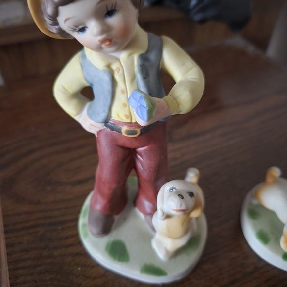 Charming Figurine Set with Boy and Girl - Picture 3 of 7